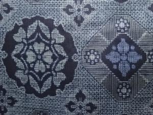 アンティーク　華紋織り出し本場正藍泥染大島紬着物(割り込み絣)